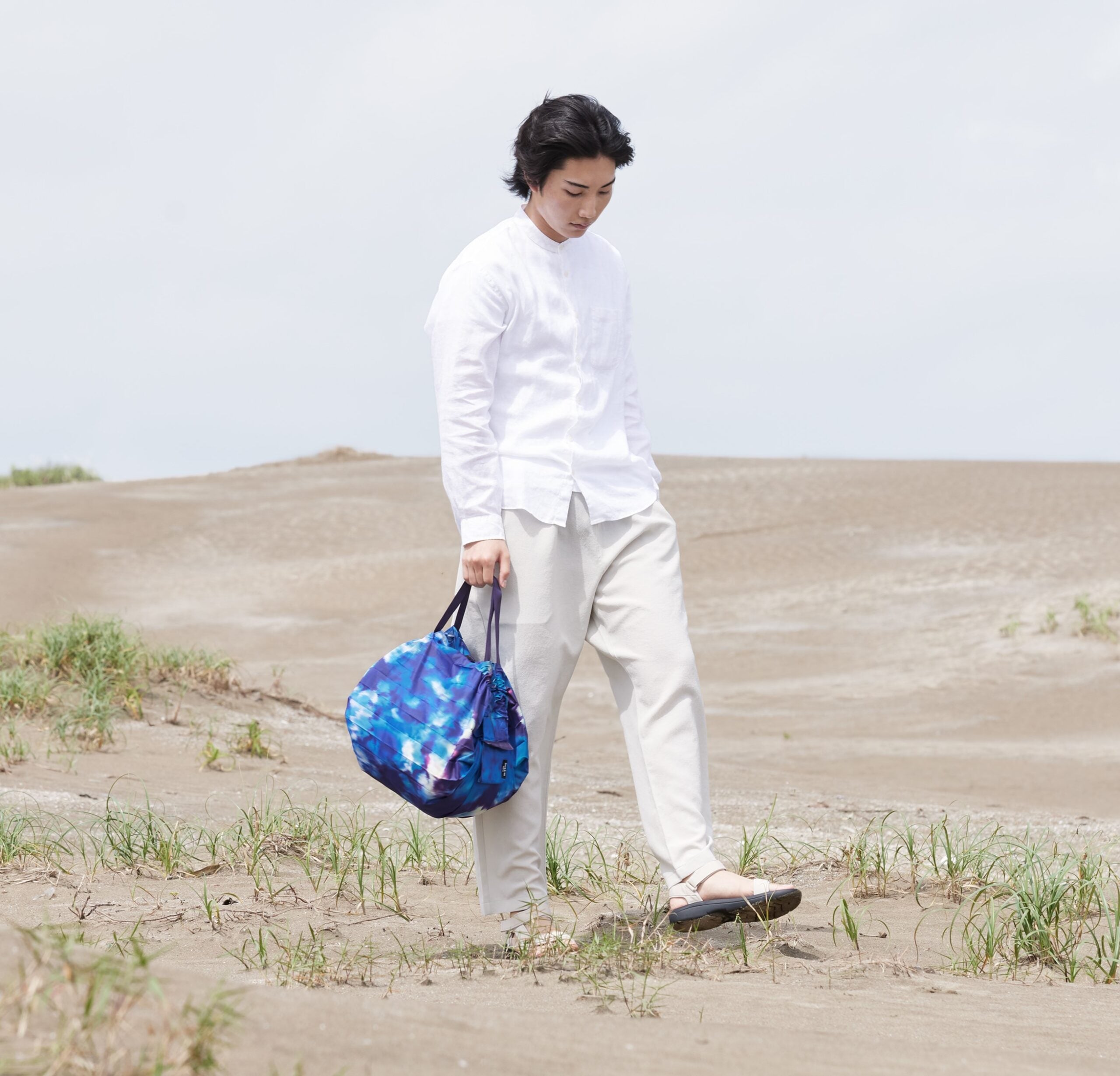 Bolsa SHUPATTO Recycled Compact M 15 L Sea Shells, en modelo