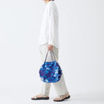 Bolsa SHUPATTO Recycled Compact M 15 L Sea Shells, en modelo