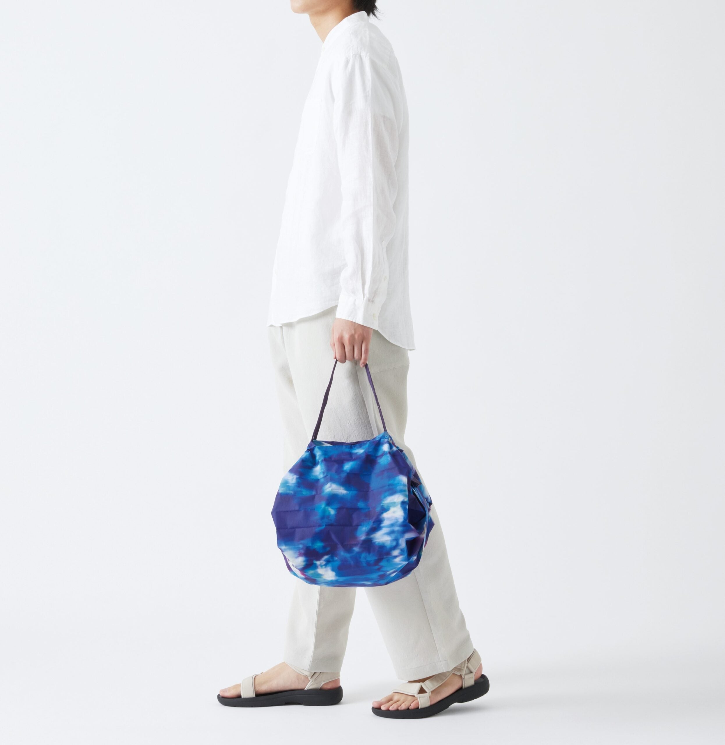Bolsa SHUPATTO Recycled Compact M 15 L Sea Shells, en modelo