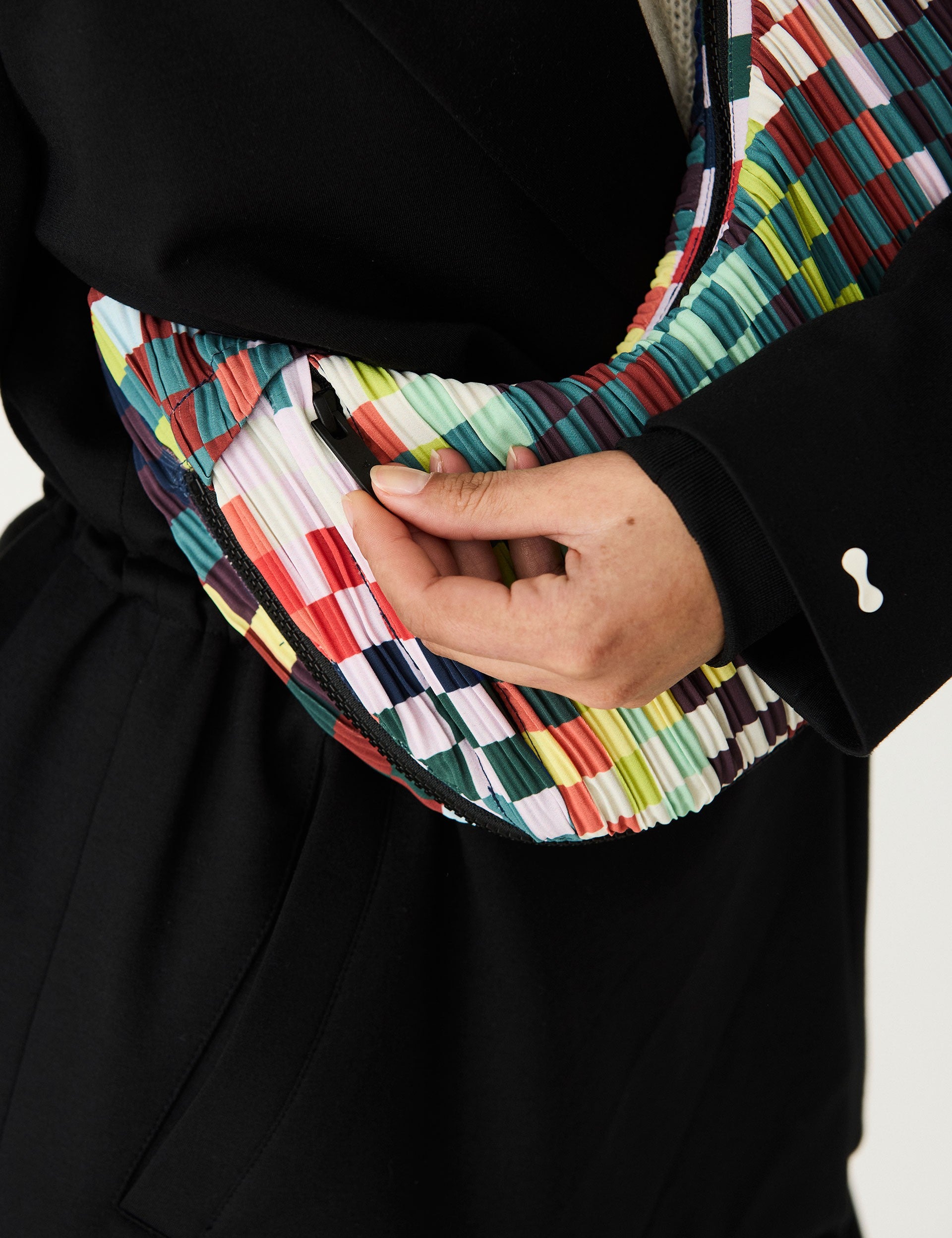 Bolso SKFK Aio Multicolor, detalle del cierre