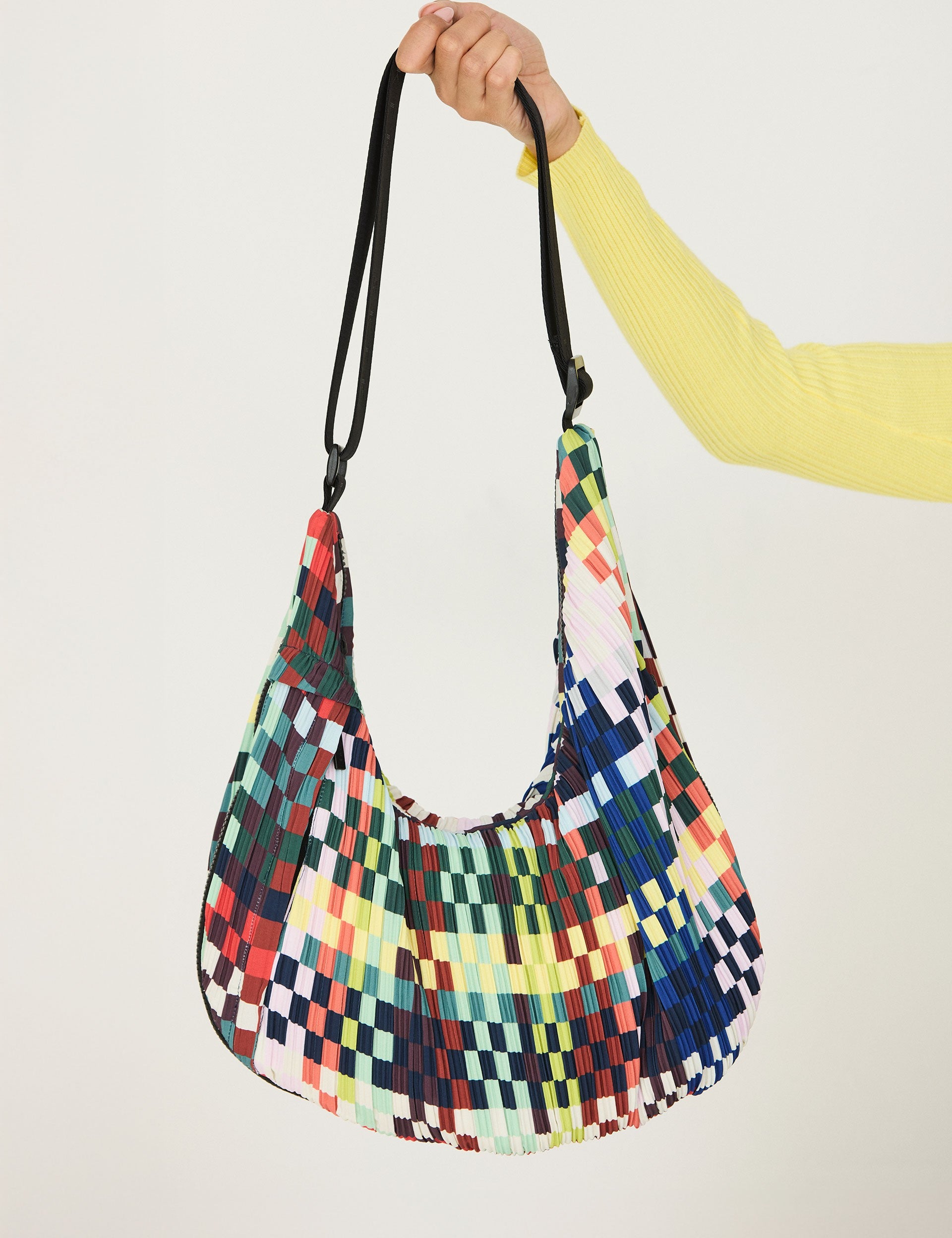Bolso SKFK Kalamua Multicolor, vista del bolso en mano