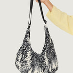 Bolso SKFK Kalamua Grass, vista del bolso en mano
