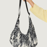 Bolso SKFK Kalamua Grass, vista del bolso en mano