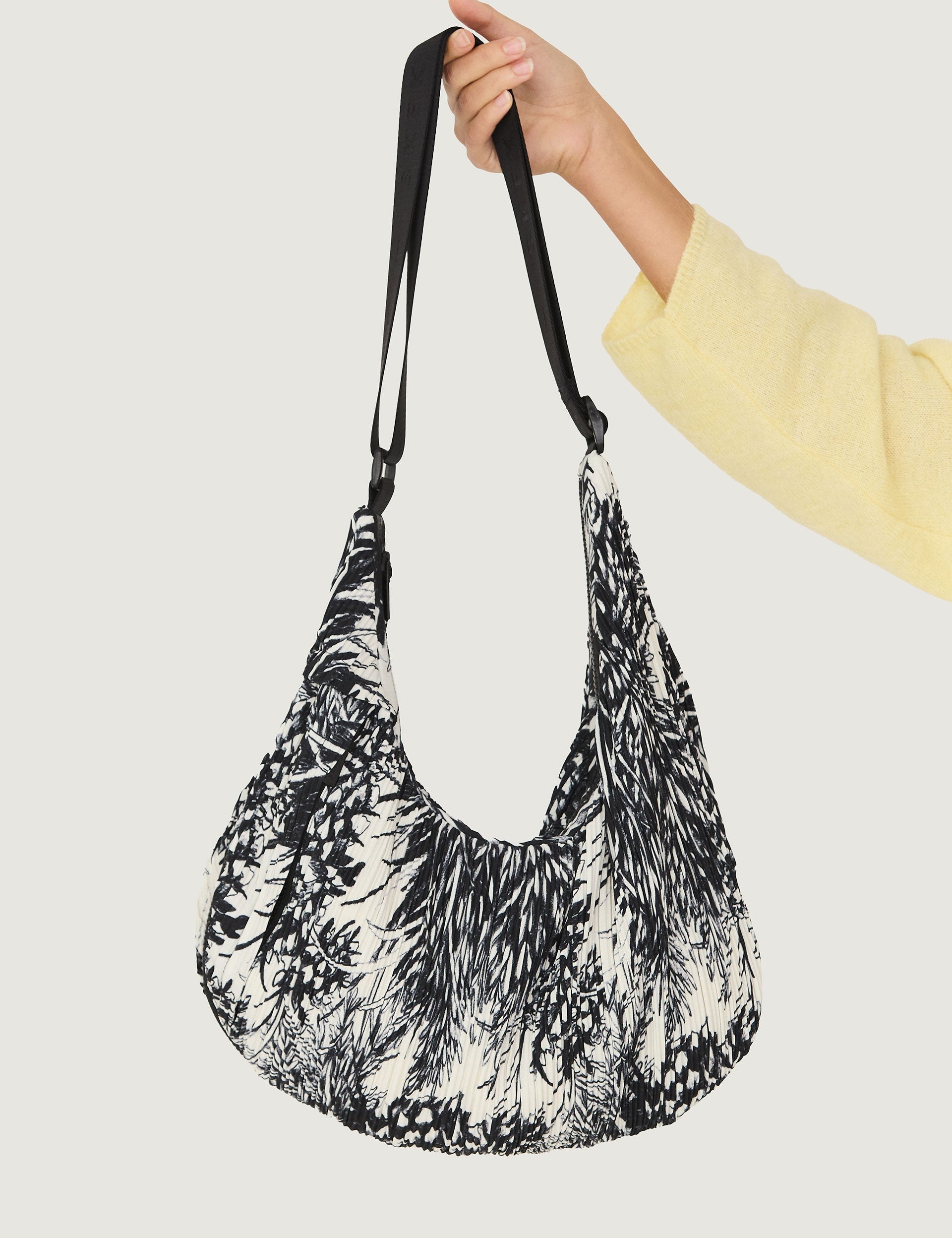 Bolso SKFK Kalamua Grass, vista del bolso en mano