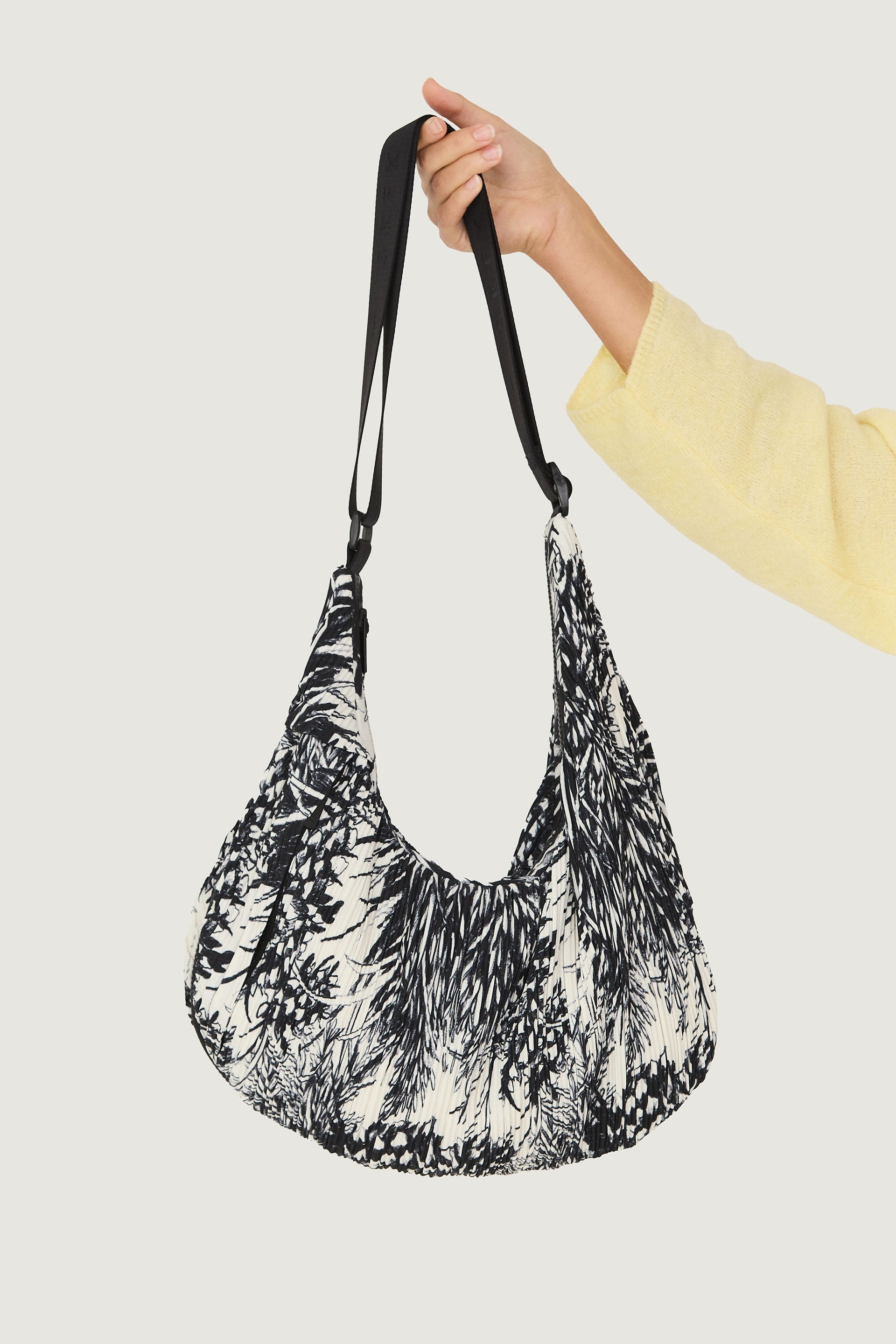 Bolso SKFK Kalamua Grass, vista del bolso en mano