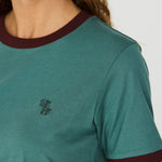 Camiseta SKFK Neskur Green detalle del cuello y manga