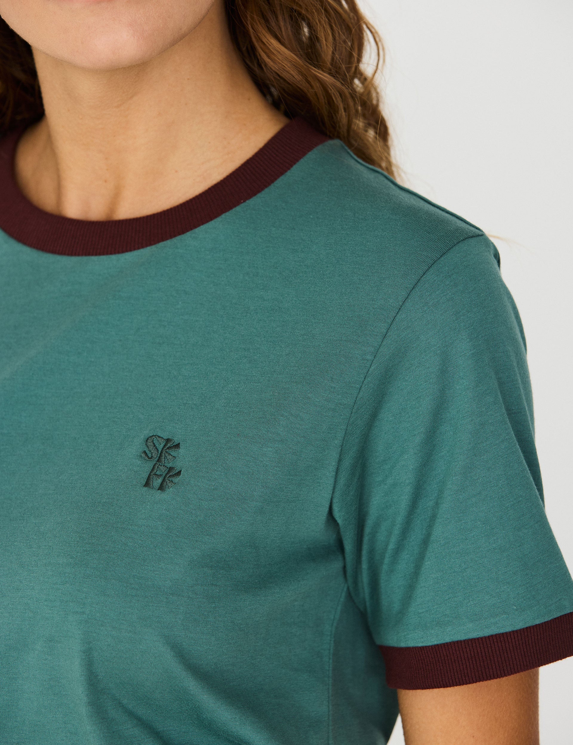 Camiseta SKFK Neskur Green detalle del cuello y manga