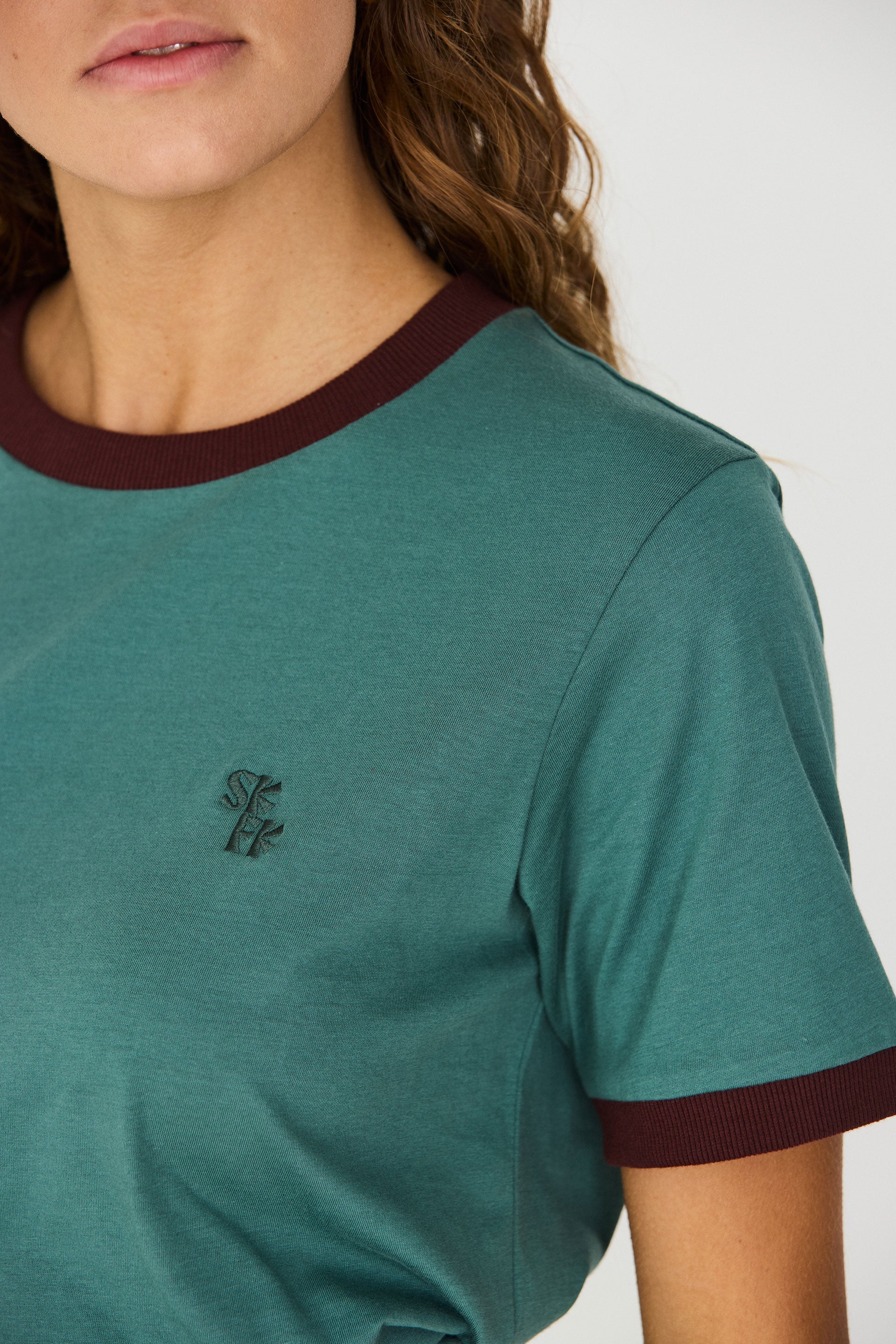 Camiseta SKFK Neskur Green detalle del cuello y manga
