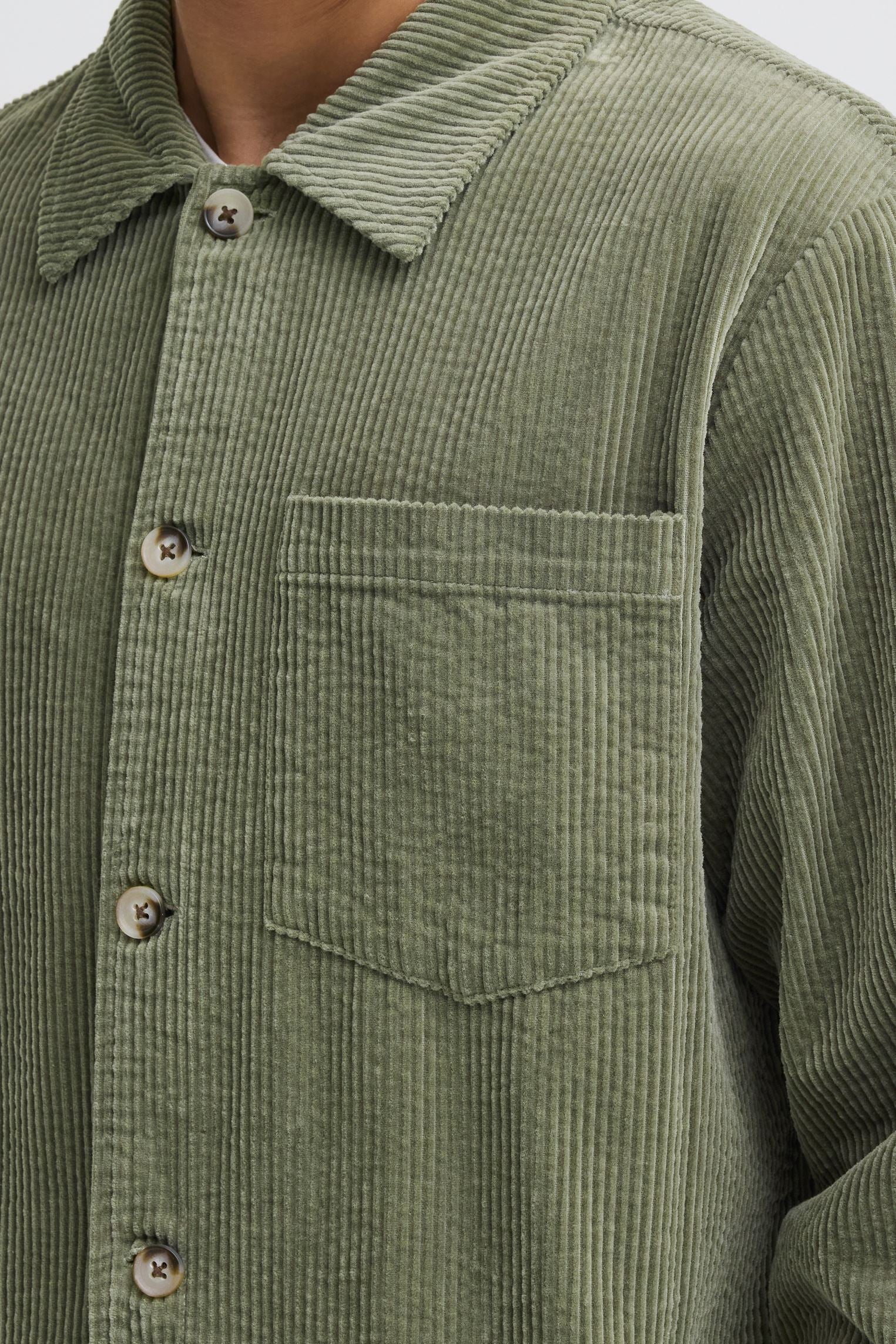 SOLID Ingvi Agave Green — detalle de pana y bolsillo