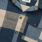 SOLID Manheim Indian Teal — detalle de cuello y bolsillo