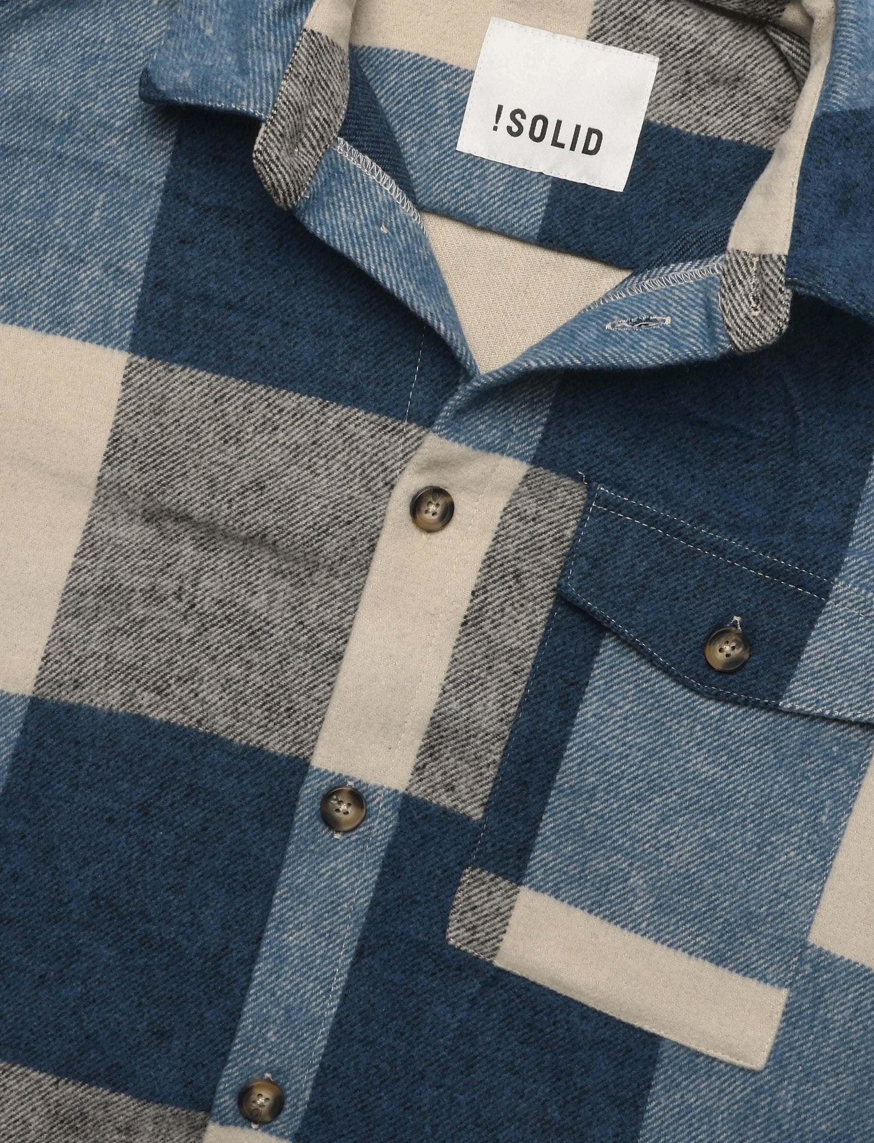 SOLID Manheim Indian Teal — detalle de cuello y bolsillo