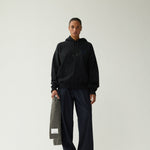 Sudadera NEW AMSTERDAM Logo Hoodie Black / Night Sky con modelo, vista 6
