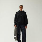 Sudadera NEW AMSTERDAM Logo Hoodie Black / Night Sky con modelo, vista 6