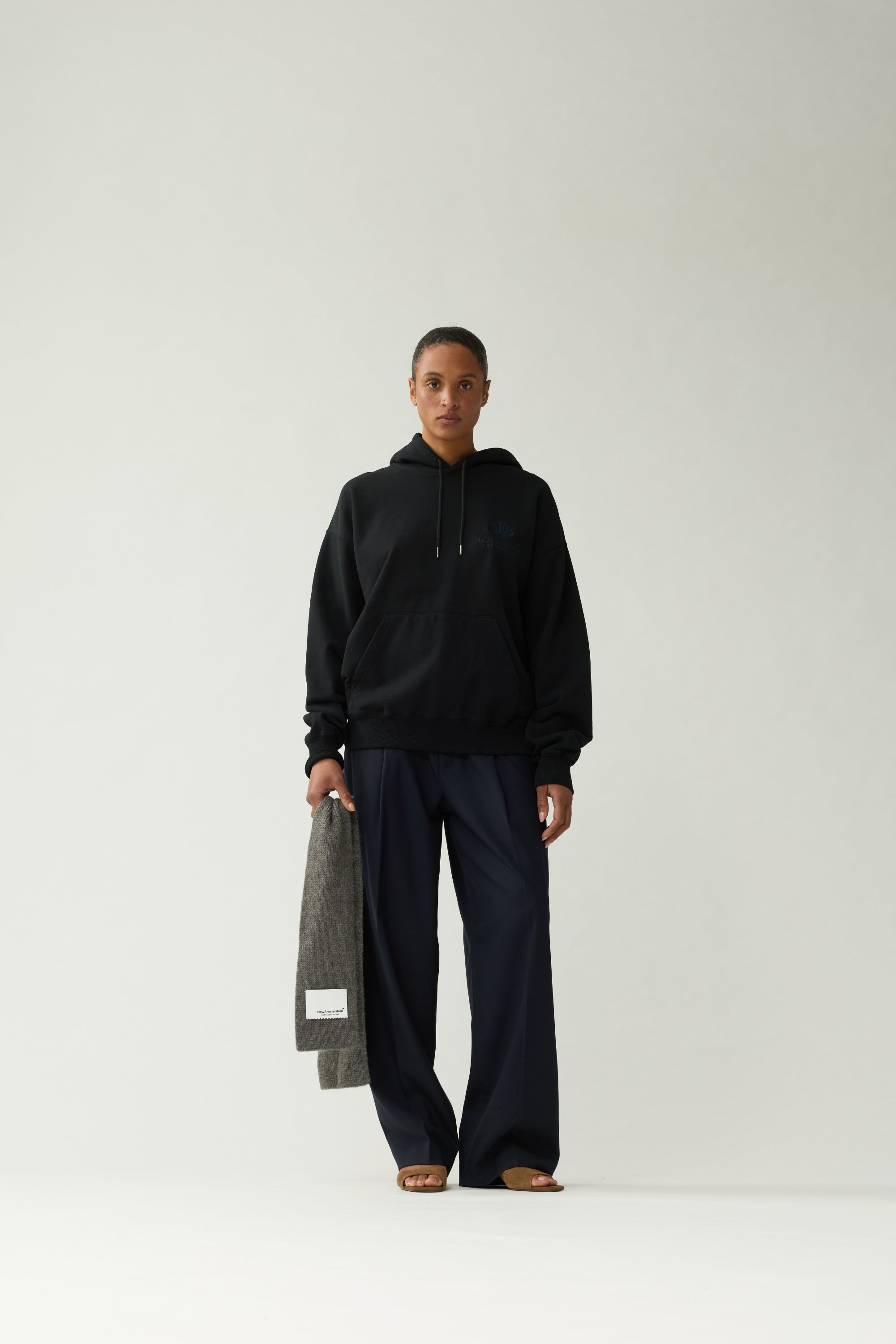Sudadera NEW AMSTERDAM Logo Hoodie Black / Night Sky con modelo, vista 6