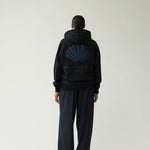 Sudadera NEW AMSTERDAM Logo Hoodie Black / Night Sky con modelo, vista 7