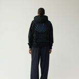 Sudadera NEW AMSTERDAM Logo Hoodie Black / Night Sky con modelo, vista 7