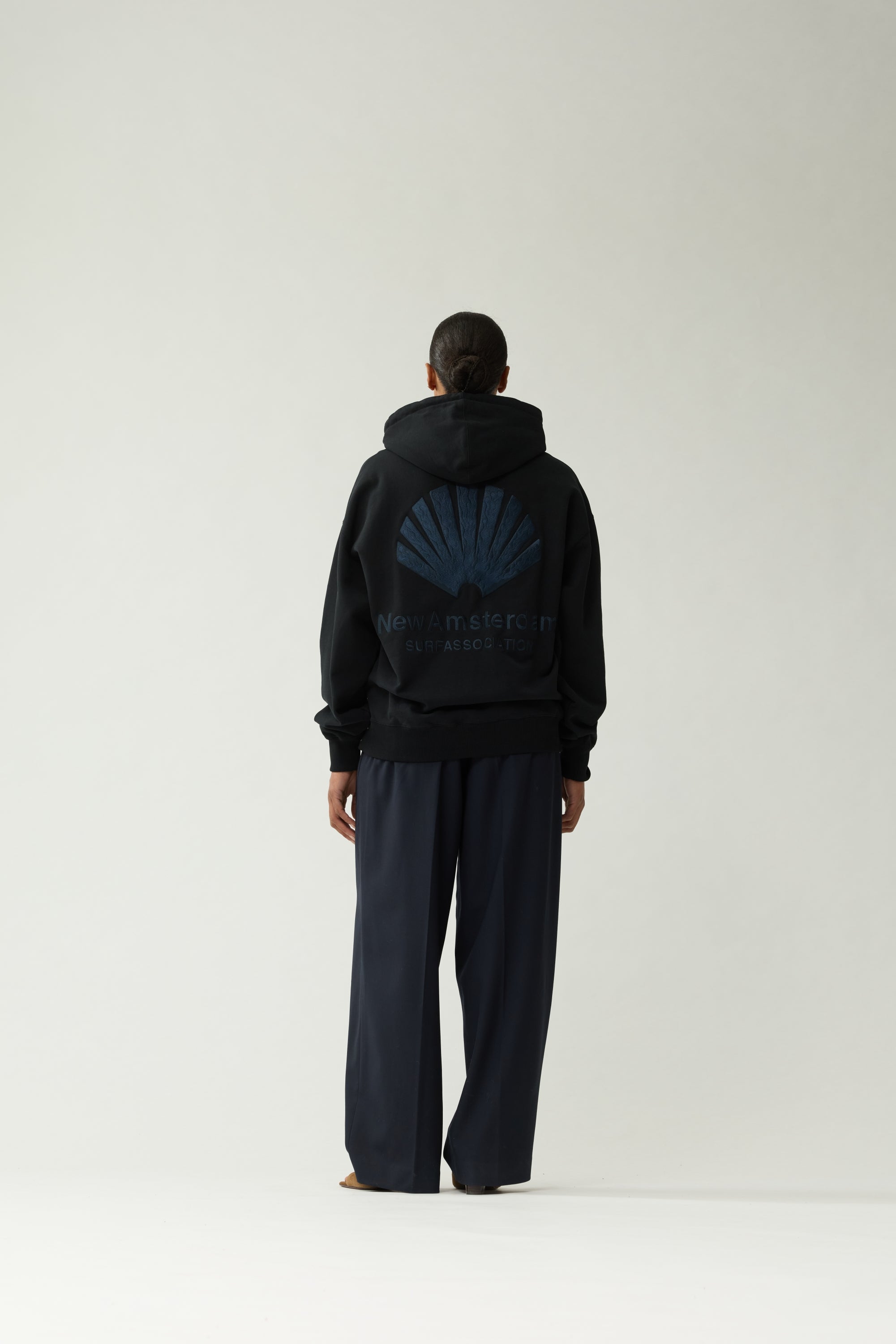 Sudadera NEW AMSTERDAM Logo Hoodie Black / Night Sky con modelo, vista 7