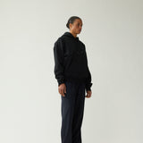 Sudadera NEW AMSTERDAM Logo Hoodie Black / Night Sky con modelo, vista 8