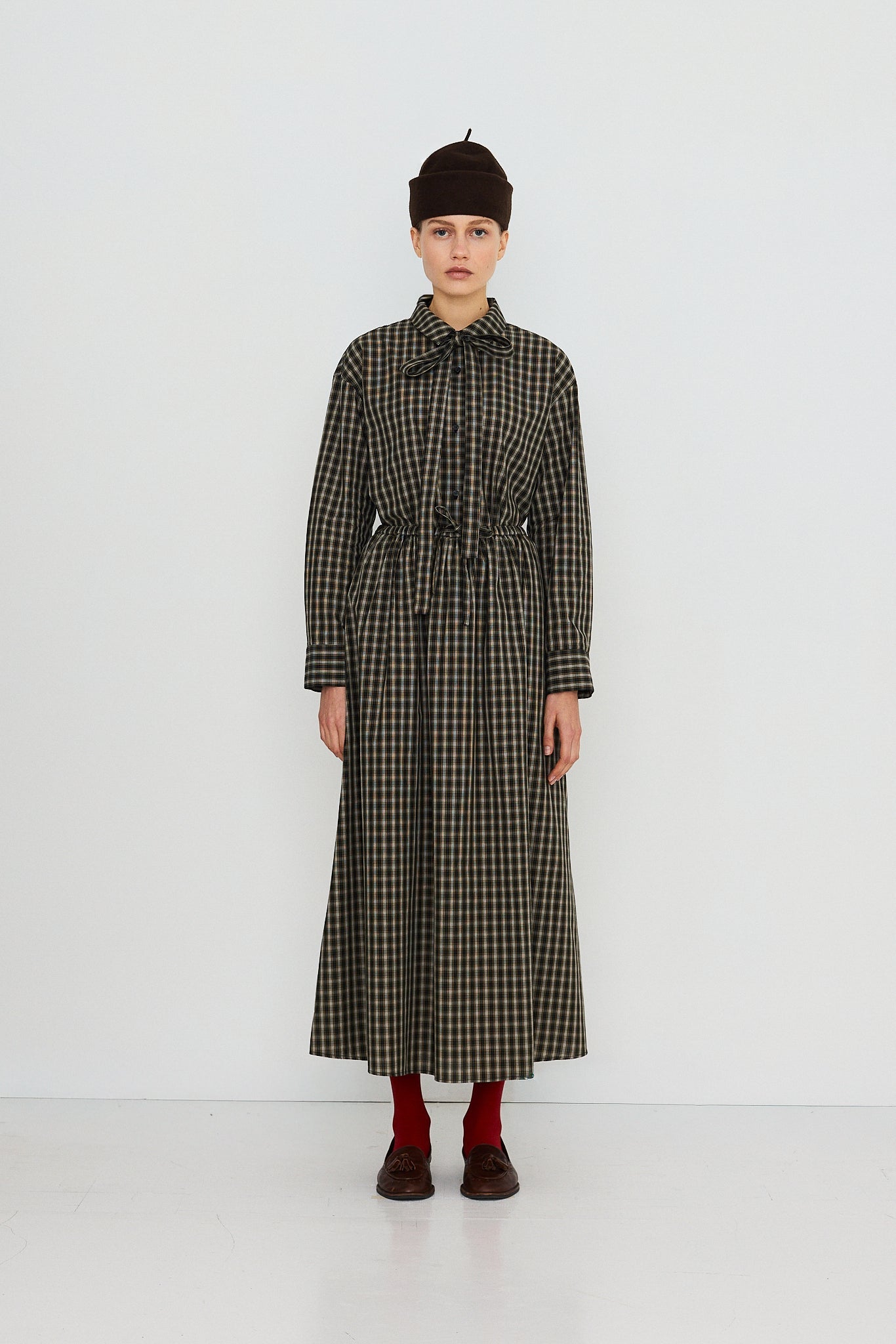 The Tiny Big Sister falda Check Elasticated azul marino, vista con modelo frontal