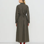 The Tiny Big Sister falda Check Elasticated azul marino, vista con modelo lateral