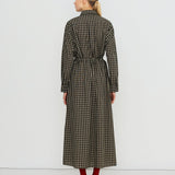 The Tiny Big Sister falda Check Elasticated azul marino, vista con modelo lateral