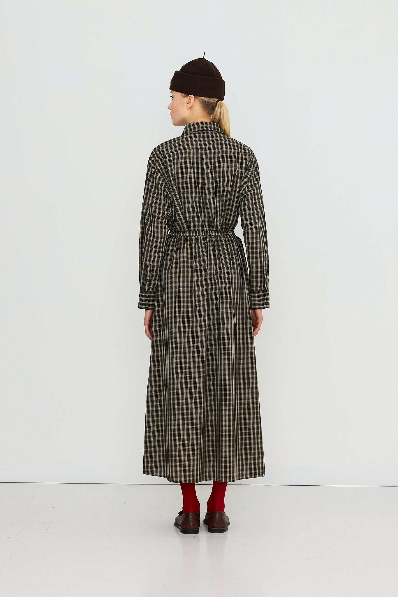 The Tiny Big Sister falda Check Elasticated azul marino, vista con modelo lateral