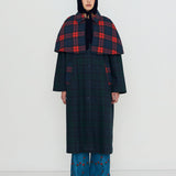 The Tiny Big Sister gabardina Check Long azul y verde, vista con modelo frontal