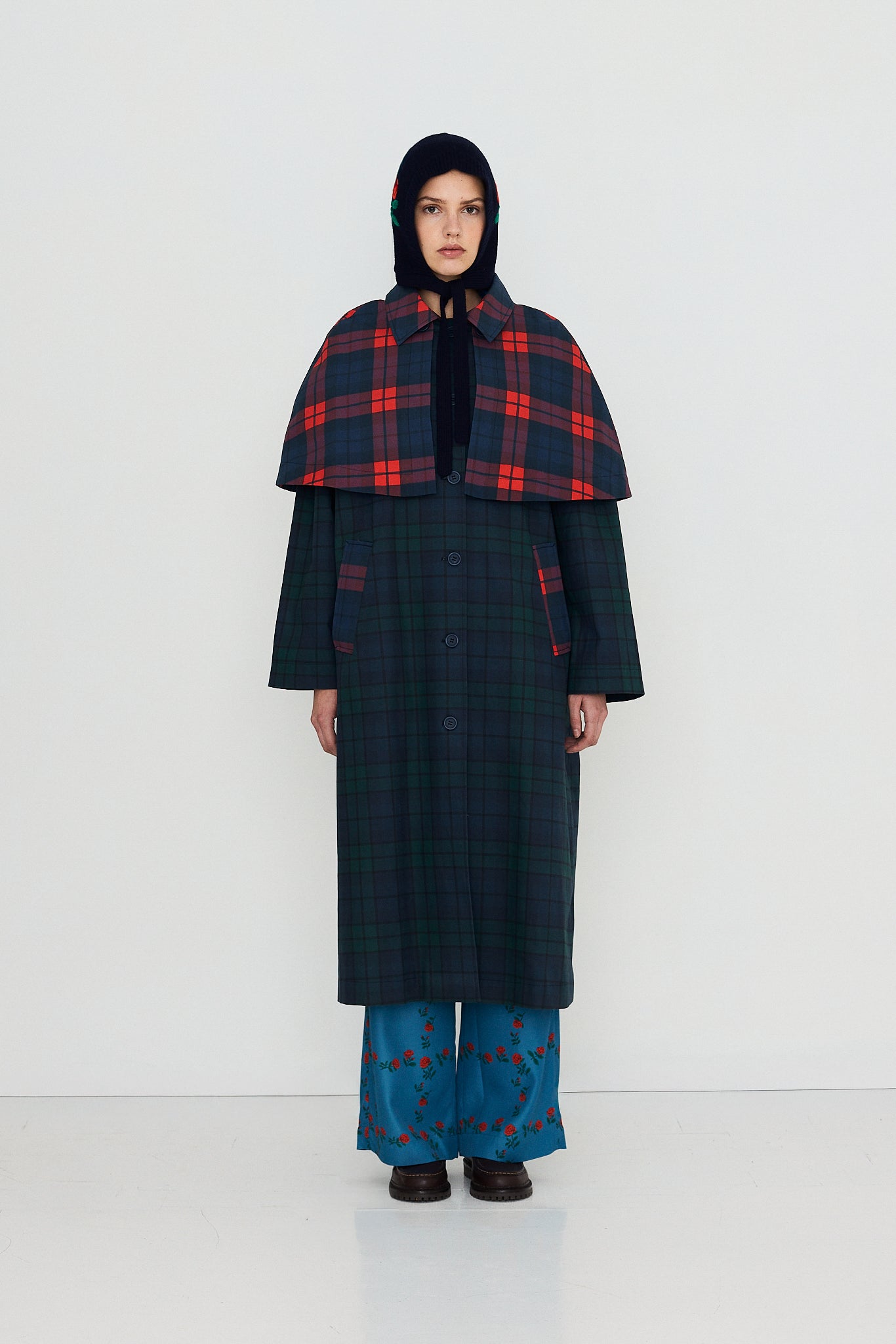 The Tiny Big Sister gabardina Check Long azul y verde, vista con modelo frontal