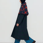 The Tiny Big Sister gabardina Check Long azul y verde, vista con modelo lateral