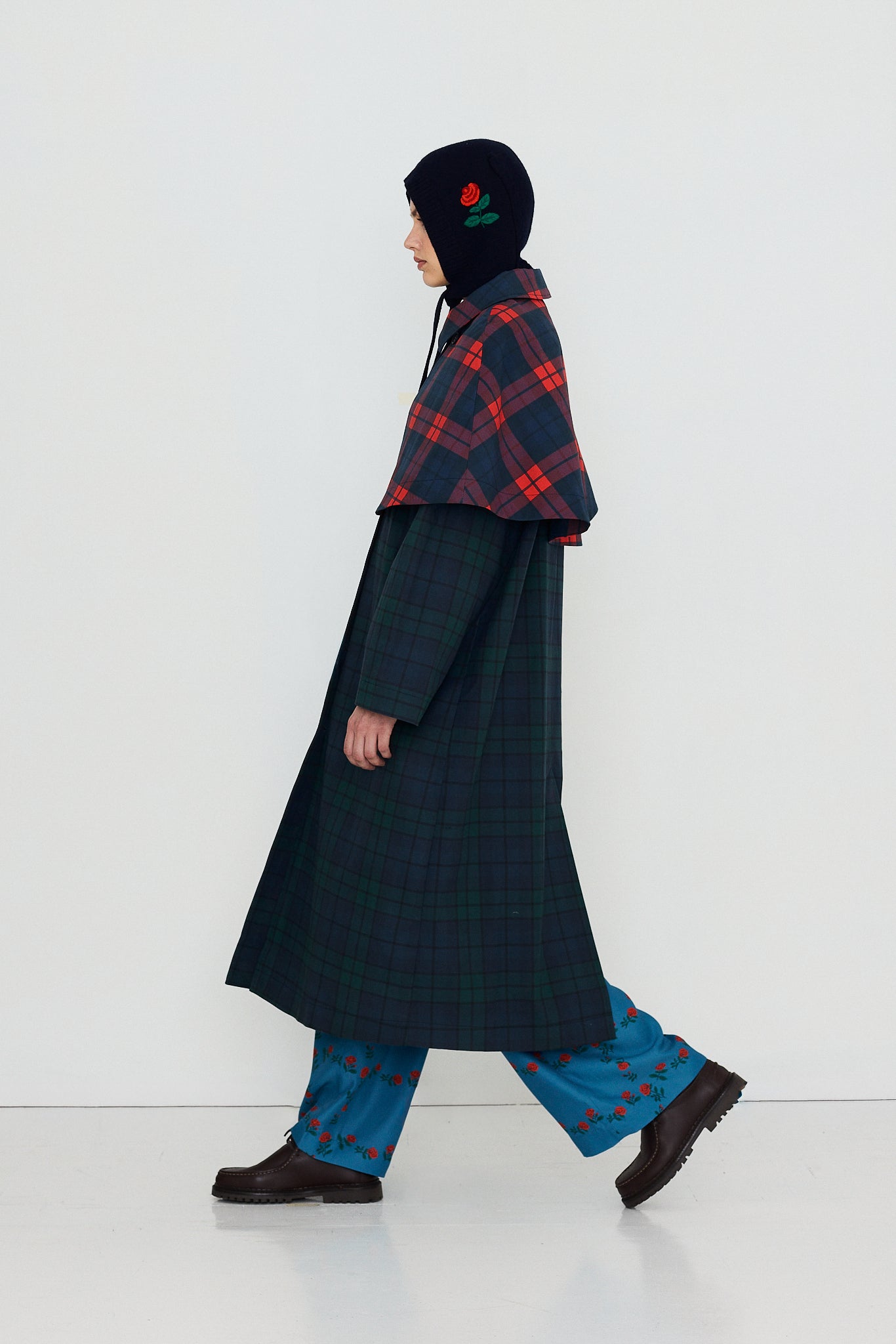 The Tiny Big Sister gabardina Check Long azul y verde, vista con modelo lateral