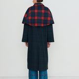The Tiny Big Sister gabardina Check Long azul y verde, vista con modelo posterior