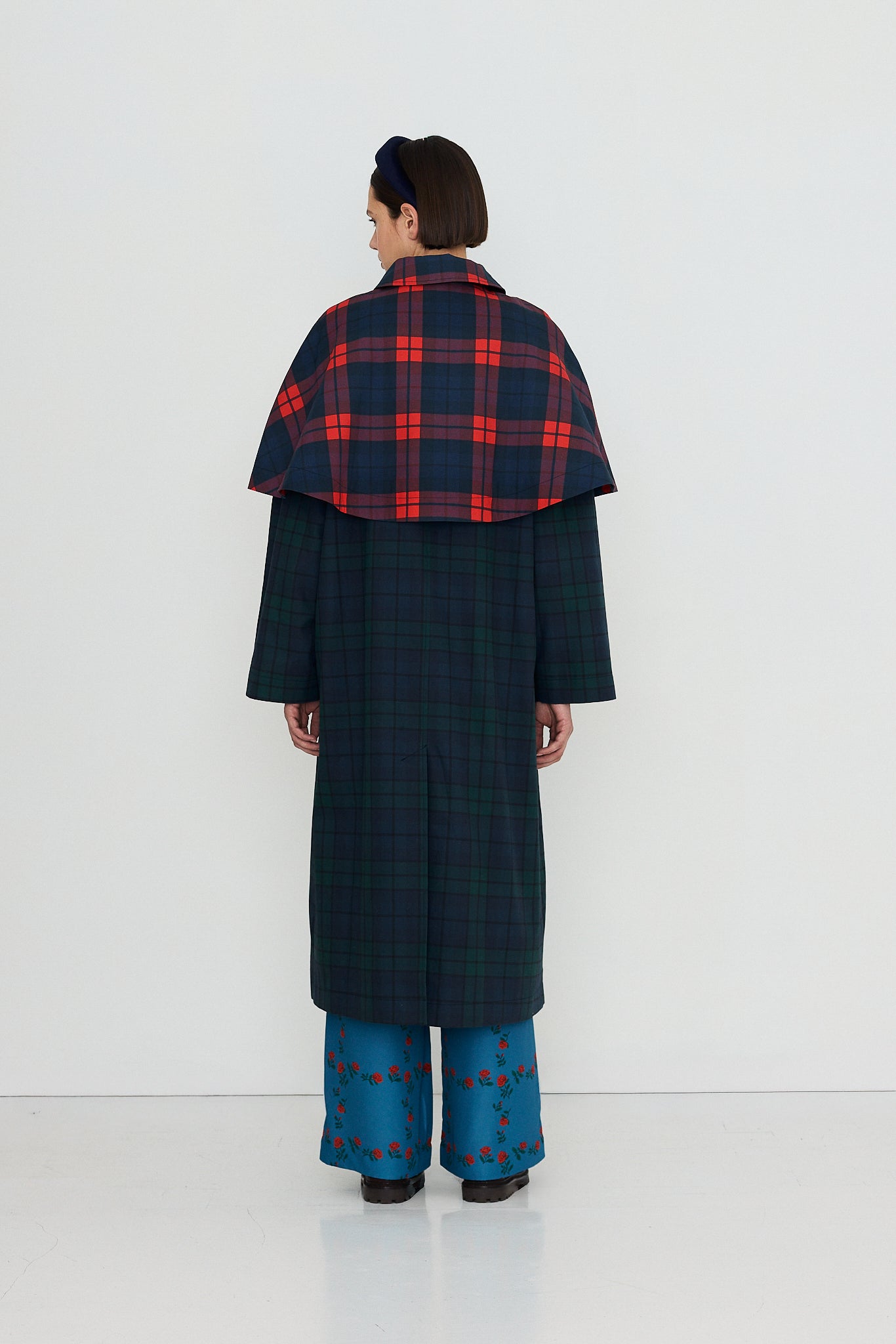 The Tiny Big Sister gabardina Check Long azul y verde, vista con modelo posterior