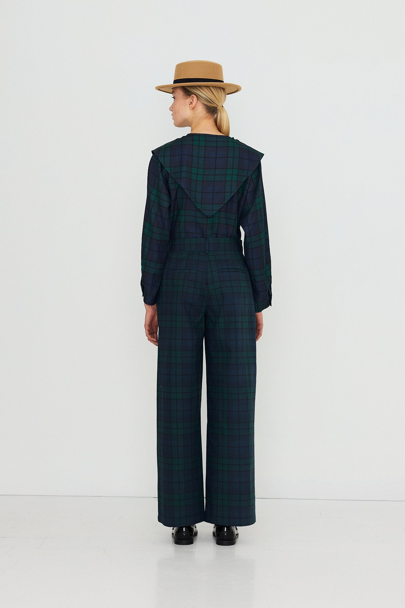 The Tiny Big Sister blusa Check Scarf Neck azul y verde, vista con modelo lateral