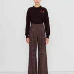 The Tiny Big Sister polo de punto Roses color umber, vista con modelo frontal