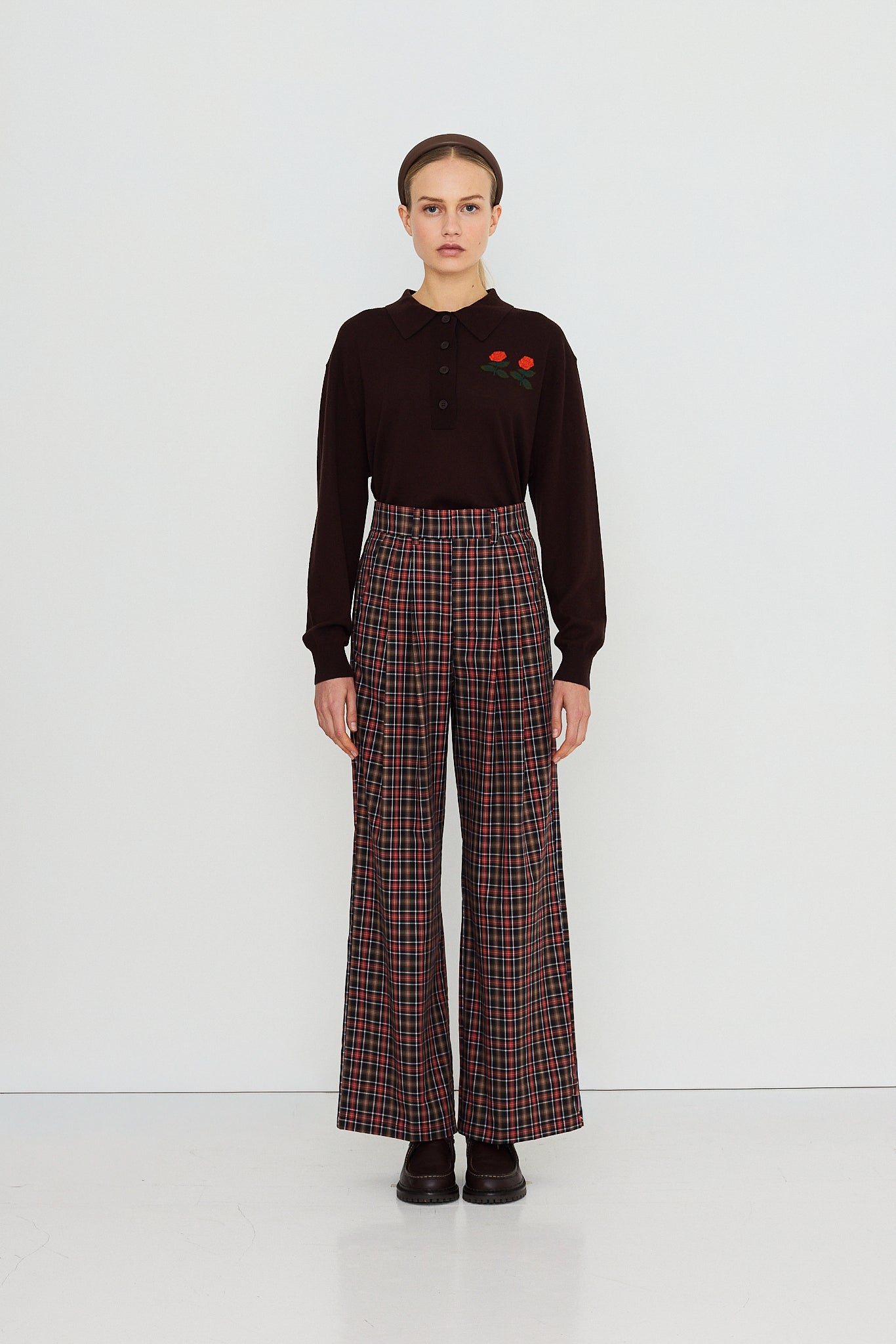 The Tiny Big Sister polo de punto Roses color umber, vista con modelo frontal