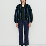 The Tiny Big Sister chaqueta V Neck Stripes Sherpa azul tinta, vista con modelo frontal