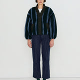The Tiny Big Sister chaqueta V Neck Stripes Sherpa azul tinta, vista con modelo frontal