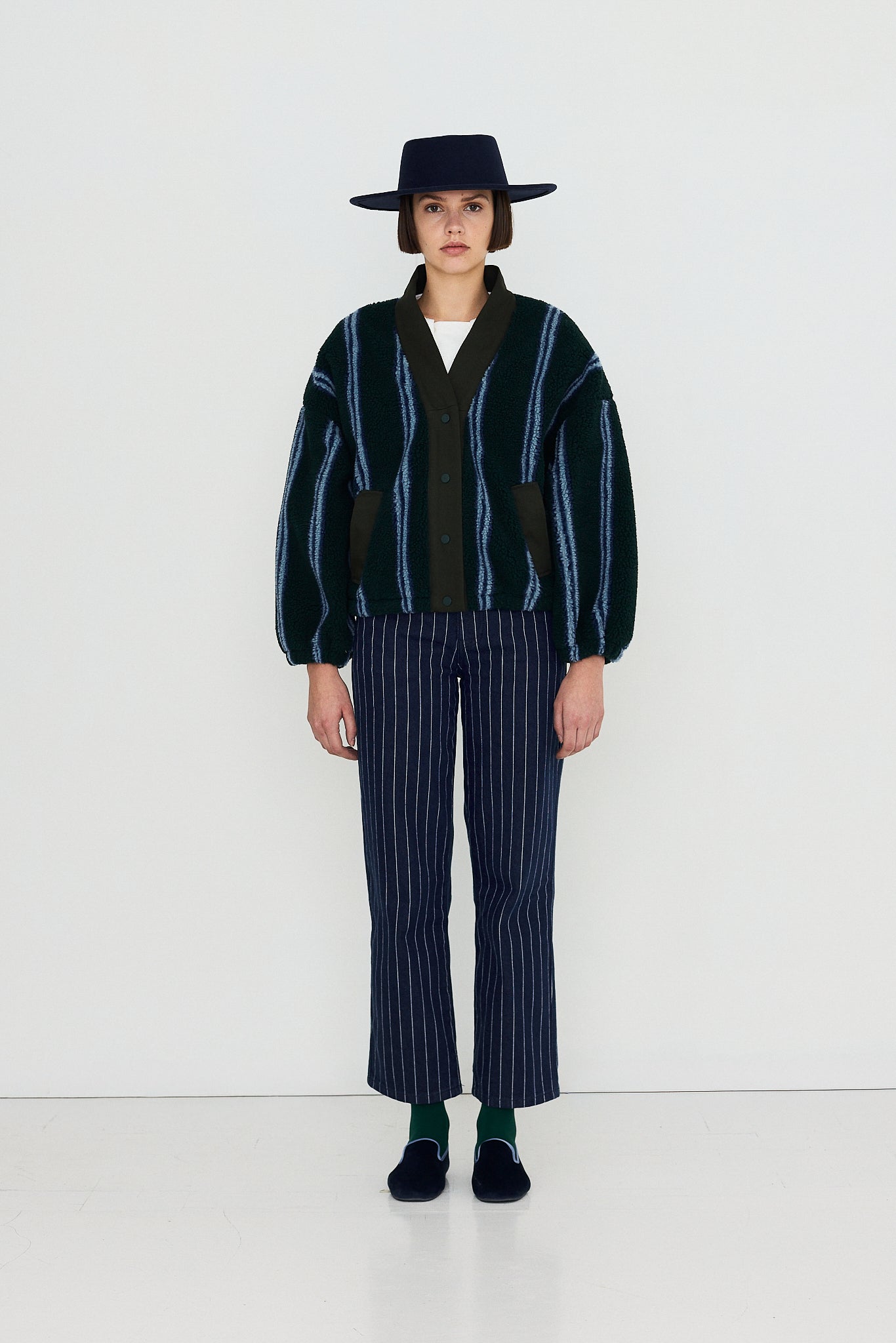 The Tiny Big Sister chaqueta V Neck Stripes Sherpa azul tinta, vista con modelo frontal
