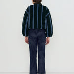 The Tiny Big Sister chaqueta V Neck Stripes Sherpa azul tinta, vista con modelo lateral