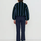The Tiny Big Sister chaqueta V Neck Stripes Sherpa azul tinta, vista con modelo lateral