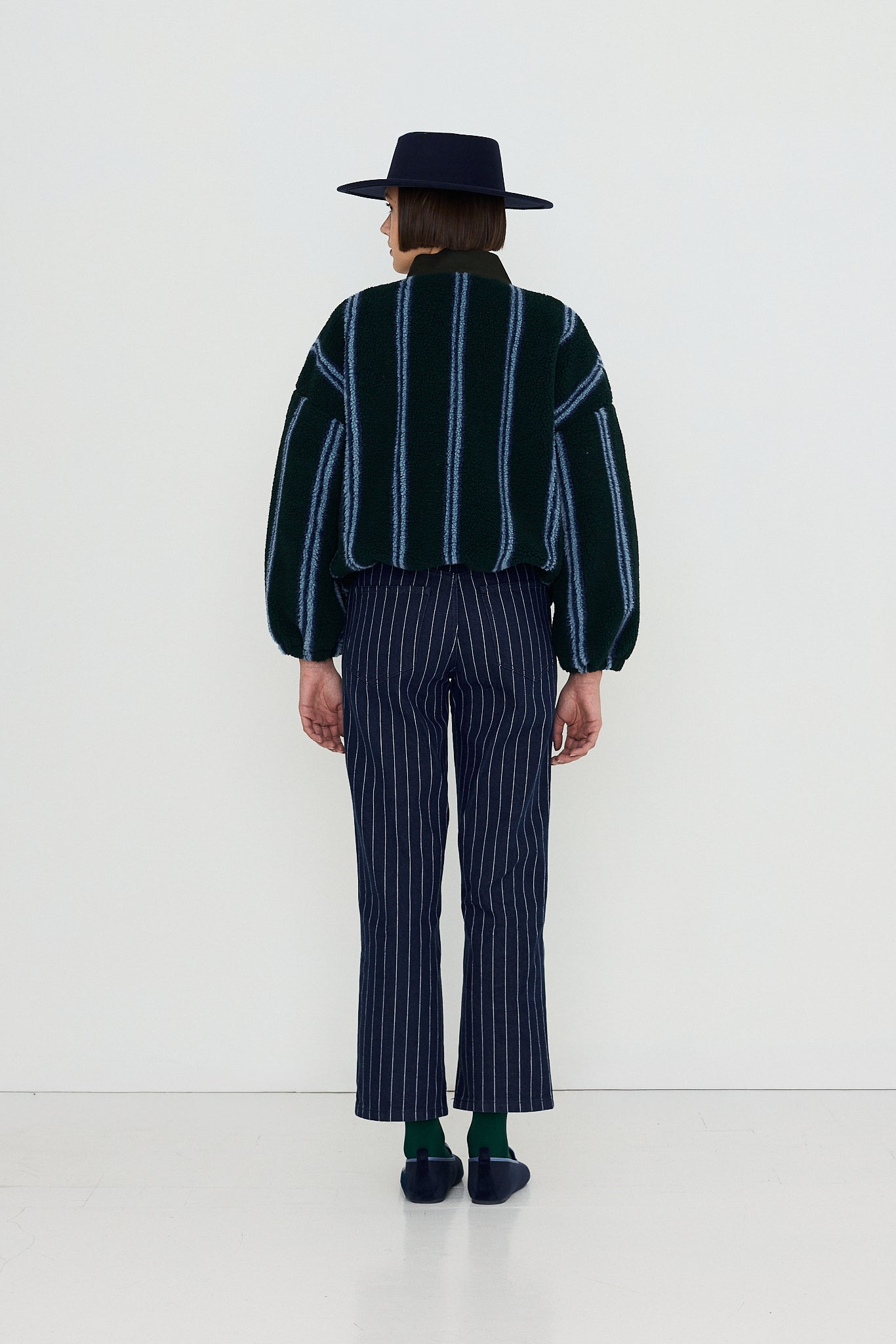 The Tiny Big Sister chaqueta V Neck Stripes Sherpa azul tinta, vista con modelo lateral
