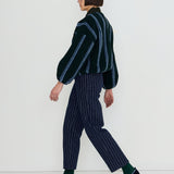The Tiny Big Sister chaqueta V Neck Stripes Sherpa azul tinta, vista con modelo posterior