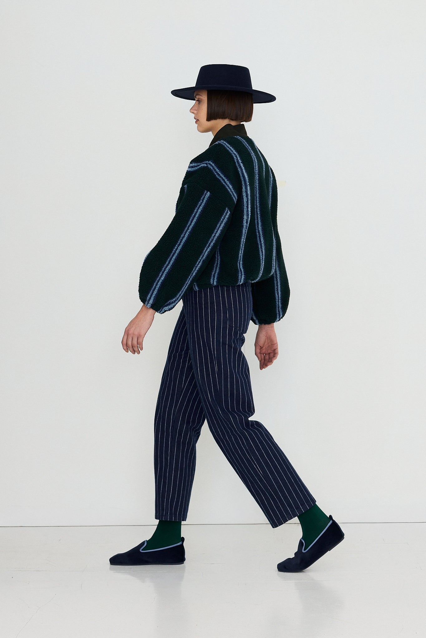 The Tiny Big Sister chaqueta V Neck Stripes Sherpa azul tinta, vista con modelo posterior