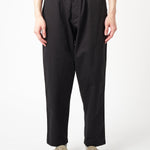 UNIVERSAL WORKS Pleated Track Twill Black - vista frontal