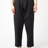 UNIVERSAL WORKS Pleated Track Twill Black - vista frontal