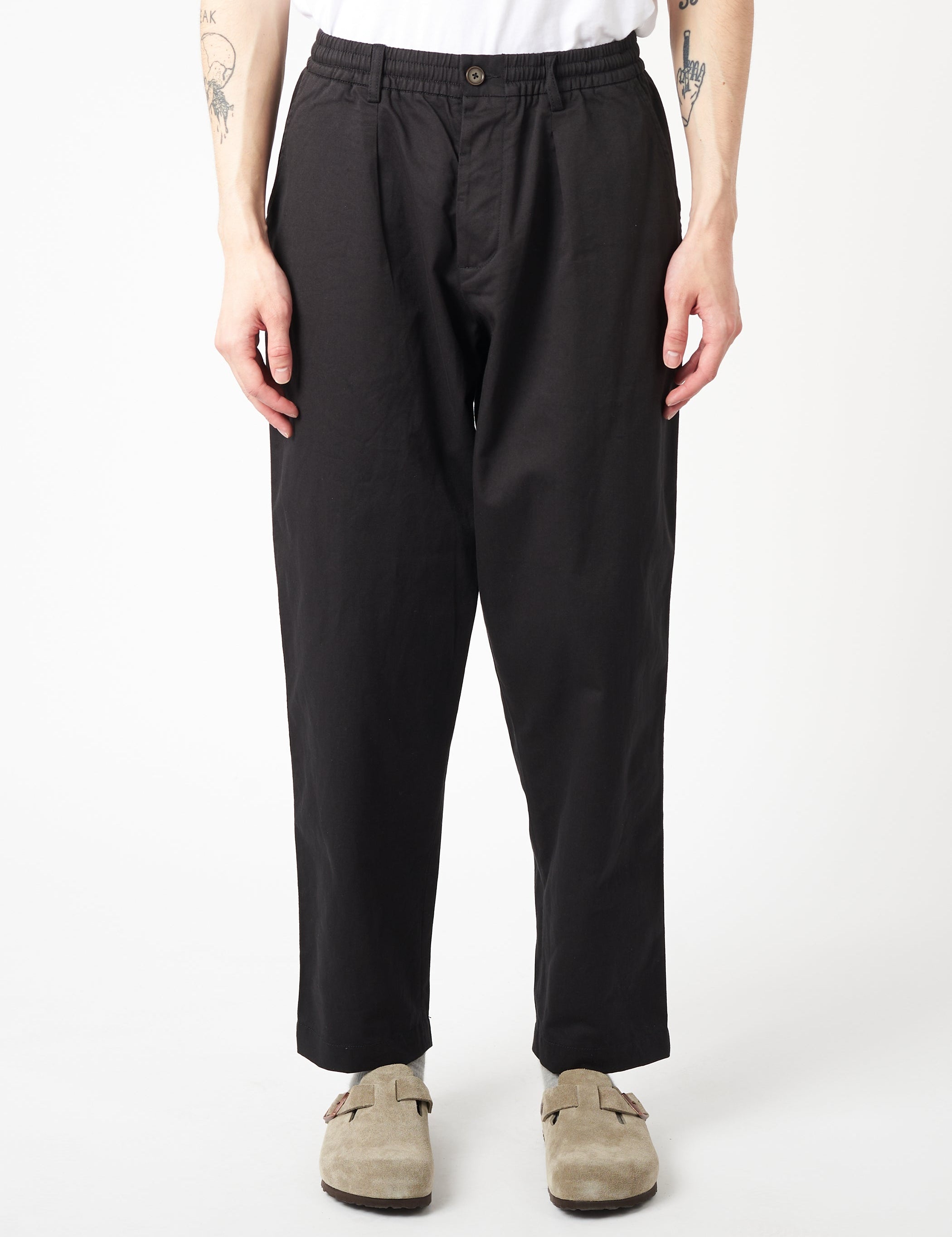UNIVERSAL WORKS Pleated Track Twill Black - vista frontal