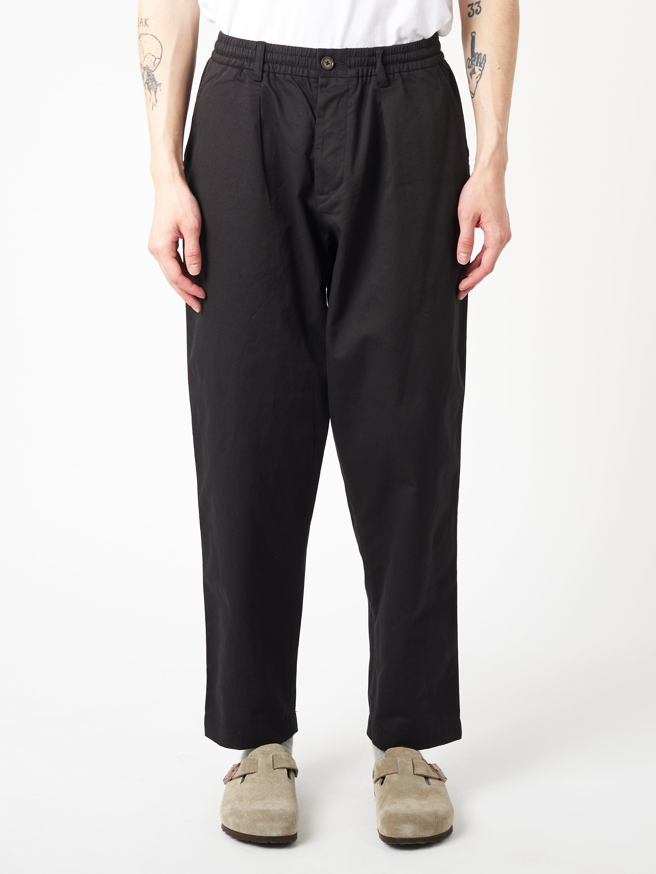 UNIVERSAL WORKS Pleated Track Twill Black - vista frontal