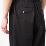 UNIVERSAL WORKS Pleated Track Twill Black - vista lateral