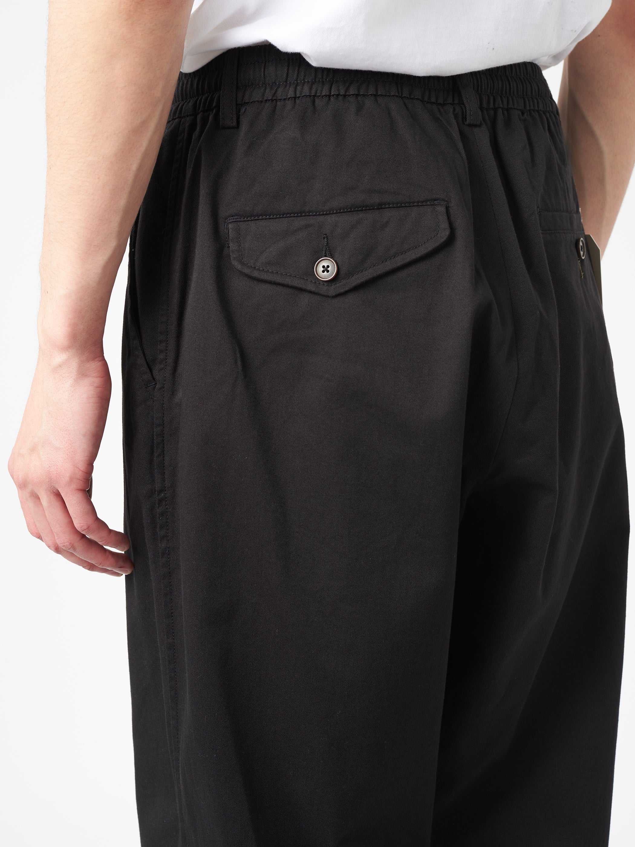 UNIVERSAL WORKS Pleated Track Twill Black - vista lateral