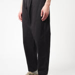 UNIVERSAL WORKS Pleated Track Twill Black - detalle de tejido